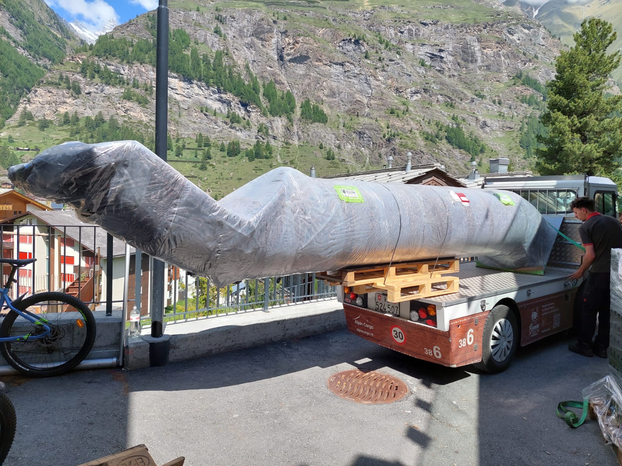GTSM Transport Röhrenrutsche aus Edelstahl von Wiegand Slides bei der Ankunft im Hotel Cervo in Zermatt, Installation Rutsche